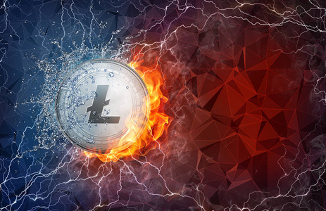 金 Litecoin 硬币硬叉火焰闪电和水溅