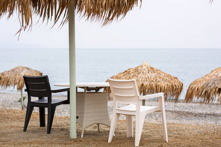 在希腊克里特岛上的马莱迈海滩热带遮阳伞