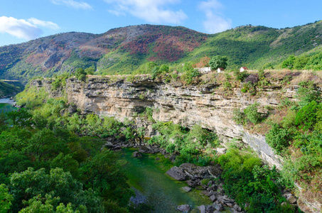 峡谷中河莫拉卡，山地景观，黑山