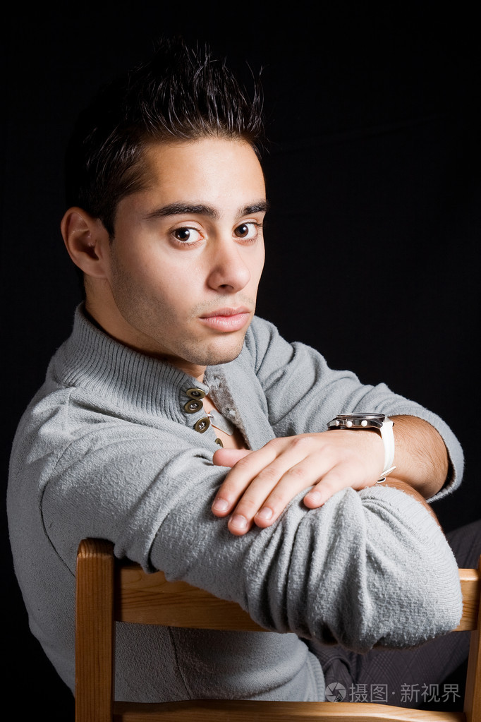 性感的西班牙裔年轻人