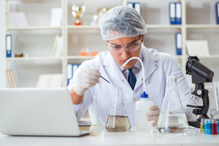 年轻的研究员科学家做水测试污染实验照片-正版商用图片024w13-摄图新