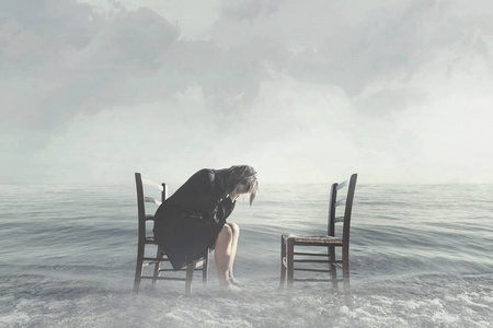 绝望的女人哭泣缺乏她的情人照片