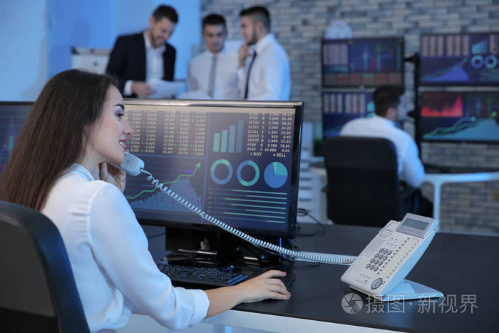 女性股票交易员在办公室工作