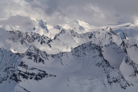 加拿大不列颠哥伦比亚省一座偏远冰川上的落基山山峰