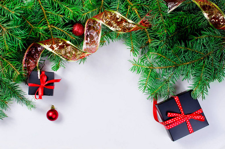 红丝带与 fir 麸皮的黑色和红色圣诞礼品盒