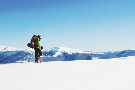 带着背包和帐篷冬季登山活动