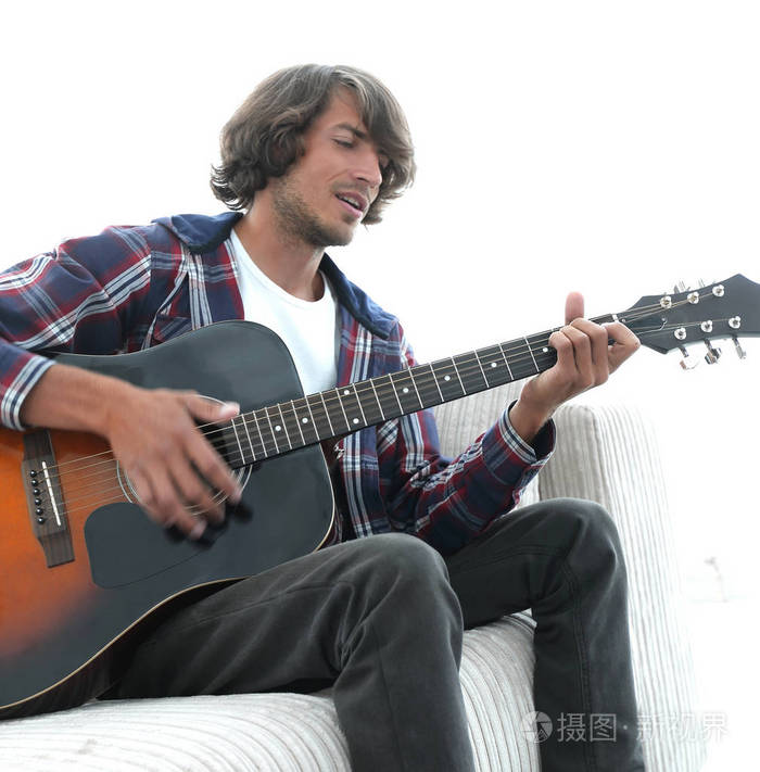 家伙唱一首歌，弹吉他坐在沙发上