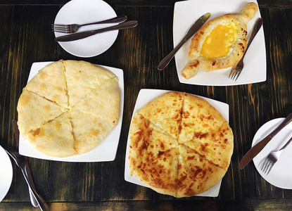 种类格鲁吉亚食物, khachapuri。最热门看法在传统的佐治亚面包店, 各种各样的馅饼与乳酪在木桌