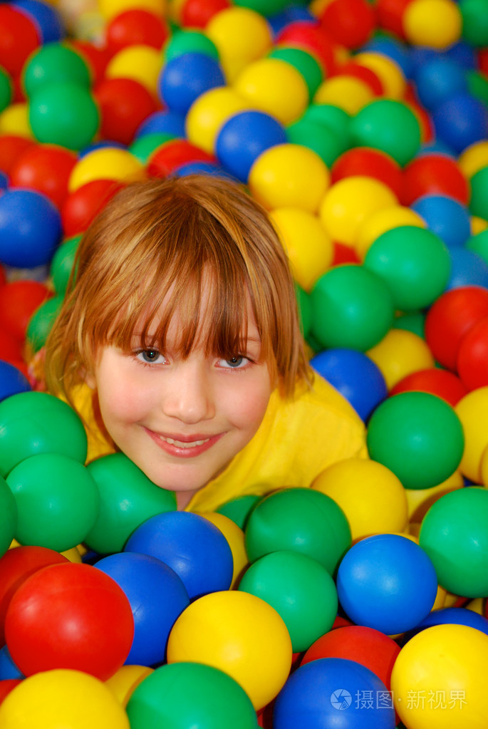球池里的快乐女孩