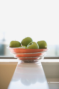 成熟的绿色苹果在碗在厨房柜台