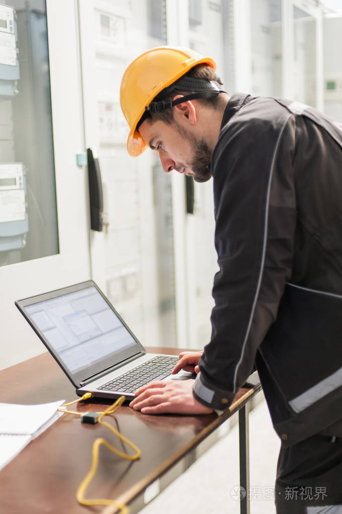 现场服务工程师用笔记本电脑检查继电保护系统海湾管制股中压开关柜