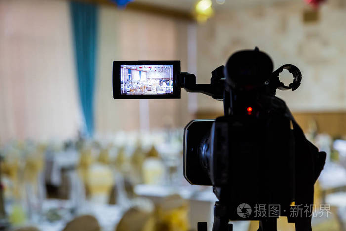 拍摄的事件录像在宴会厅里招待餐桌