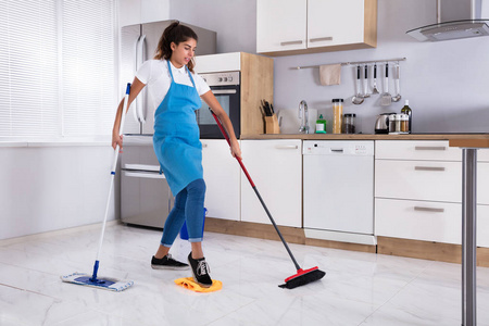女清洁工多任务