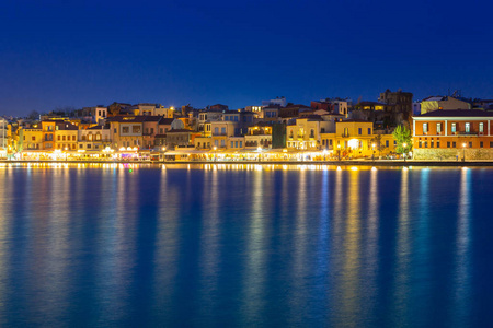 老威尼斯港口的哈尼亚在晚上，克里特岛。希腊