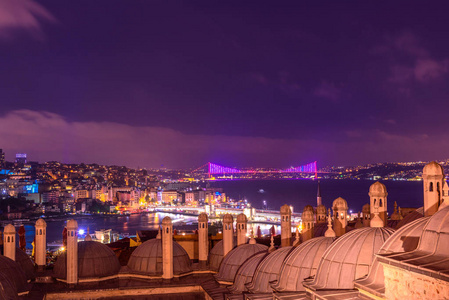 加拉塔塔博斯普鲁斯海峡卡拉桥和 6月15日 Beyoglu 地区的烈士和海岸的夜观从苏莱曼伊斯坦布尔的庭院