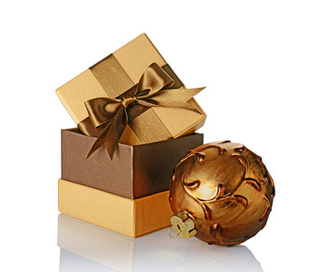 金色经典礼品盒棕色缎弓和老式玻璃圣诞球