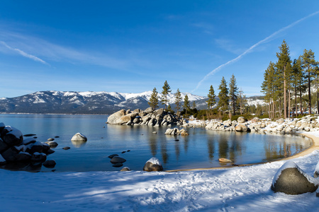太浩湖，位于美国加利福尼亚与内华达州之间的高山湖泊。