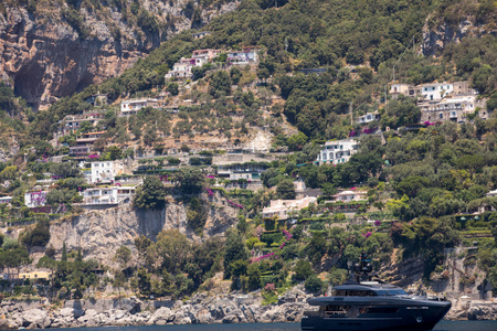 豪华驾驶游艇附近波西塔诺，坎帕尼亚的阿马尔菲海岸。意大利