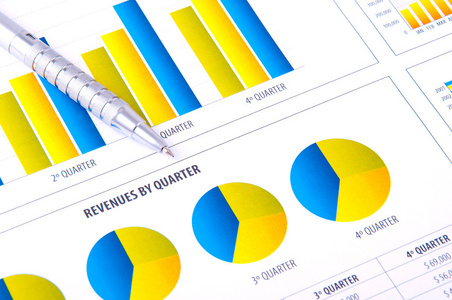 用图表和金属笔进行财务分析