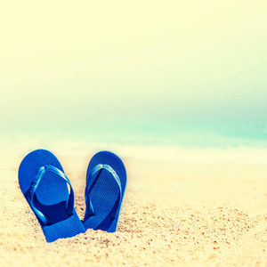 海滩海滨的夏日假期。复古时尚时髦风格与蓝色翻转翻牌的暑期度假概念
