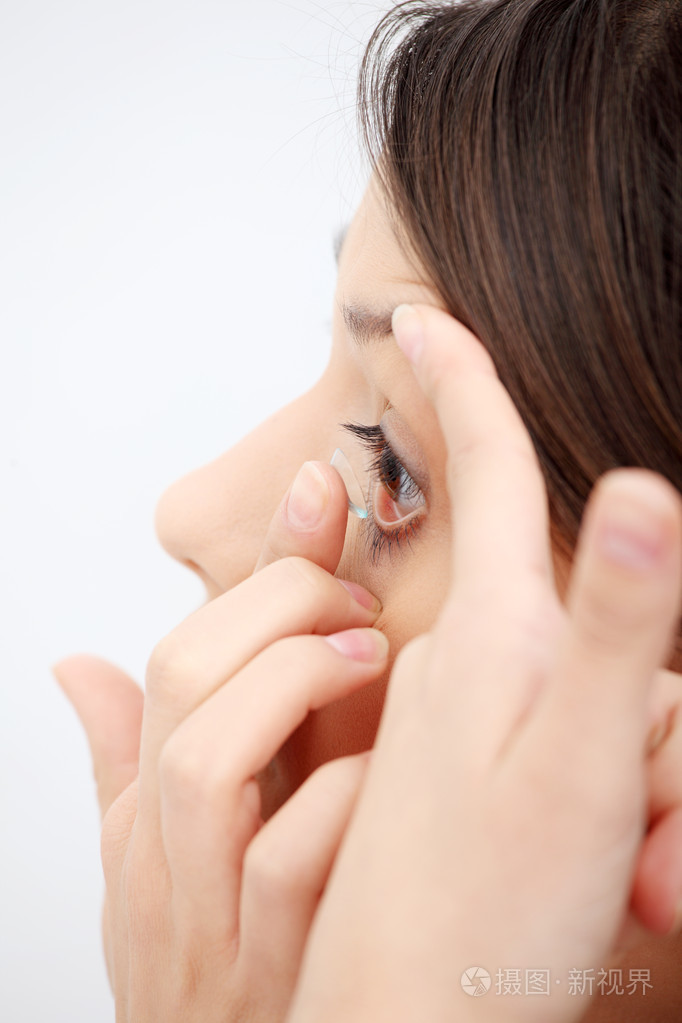 女人放隐形眼镜