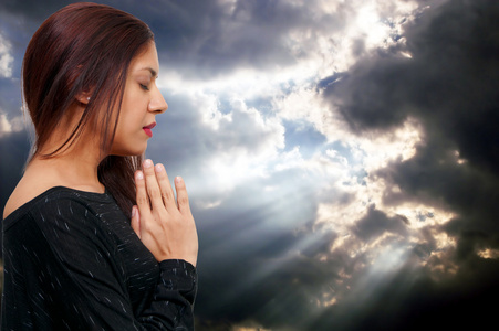 西班牙拉丁裔妇女祈祷