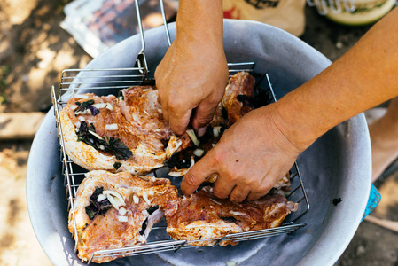 猎人在野餐上烹煮生鹿肉