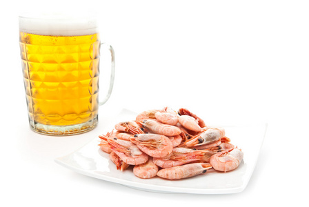 啤酒杯和大虾