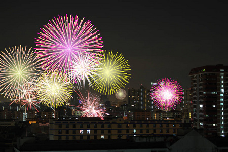 烟花在天空在城市