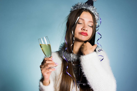 有趣的年轻女孩庆祝新年, 拿着一杯香槟