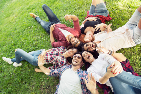 一群年轻人躺在草地上, 快乐, 微笑