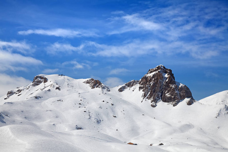 斜坡上滑雪度假村