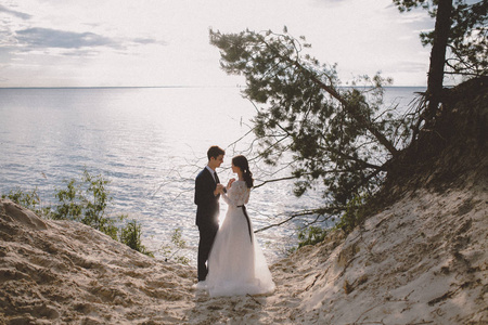 已婚夫妇面对面站在湖岸边图片