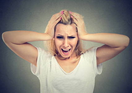 一个心烦意乱的女青年的画像尖叫照片