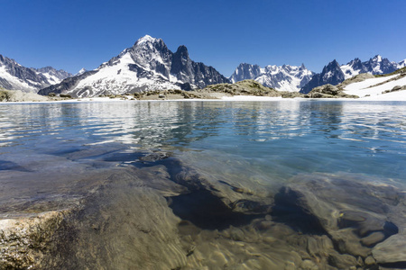 湖 Lac 勃朗峰 Mont blanc 的背景。阿尔卑斯山