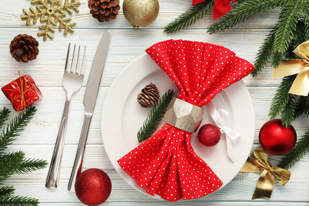 带盘子和圣诞节的厨房餐具
