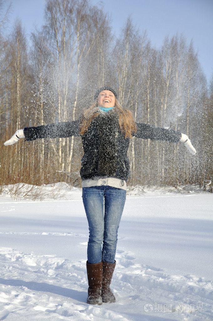 小女孩在公园里玩雪