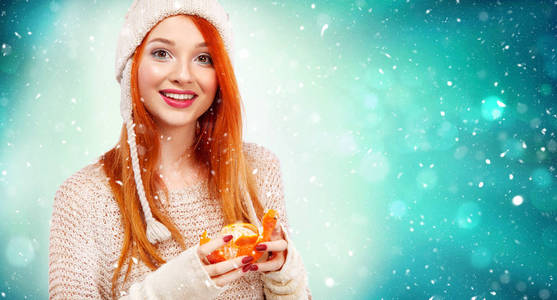 美红发快乐的女人与圣诞普通话在冬季背景与雪。复制空间。新年海报