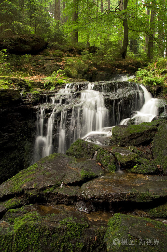 巴伐利亚森林中的小瀑布