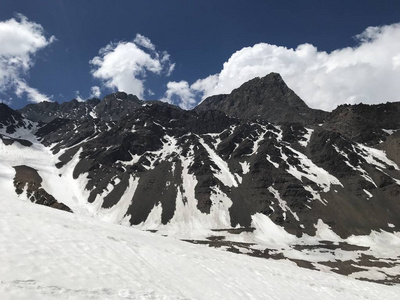 山雪与谷在智利圣地亚哥举行的景观