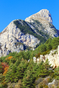 秋天在 Pedraforca 山在凯蒂 Moixero 山脉