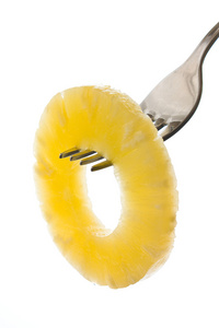 白色背景的叉子上的菠萝环
