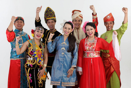 提高业绩马来西亚人在传统服装摆在演播室照片