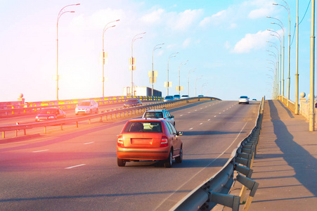 在宽的高速公路上行驶的汽车