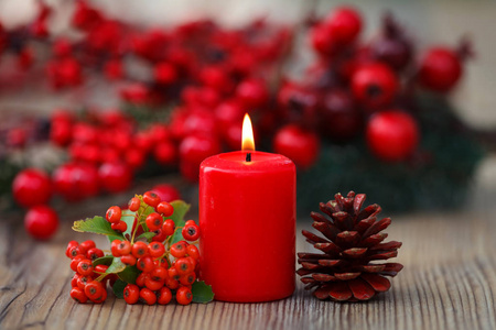 燃烧的红色蜡烛和松树锥