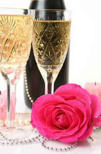 香槟和粉红色的玫瑰
