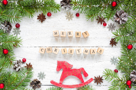 圣诞快乐, 在冷杉树枝, 节日装饰品, 复古玩具马和松果的框架中题词