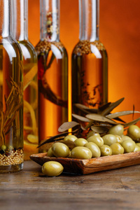 绿橄榄和橄榄油瓶