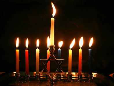 燃烧光明点燃的 Chanukiah。犹太节日光明节