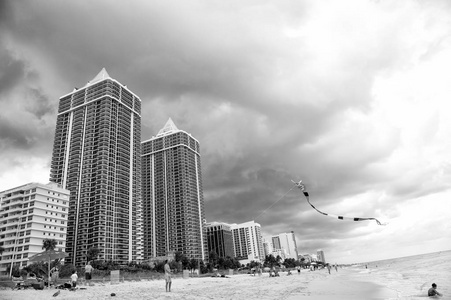 人在迈阿密海滩，佛罗里达的沙滩上玩的